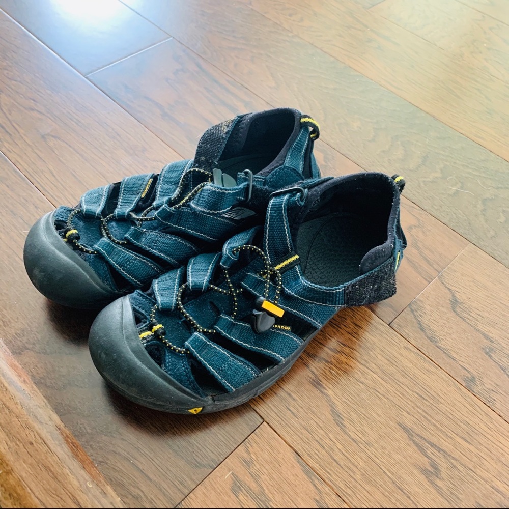 Keens waterproof hiking shoes